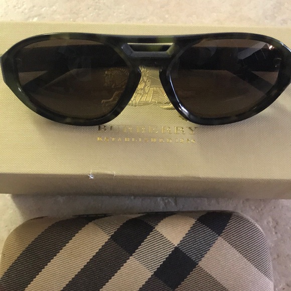 Auth. Burberry {Unisex} Sunglasses - Picture 5 of 6